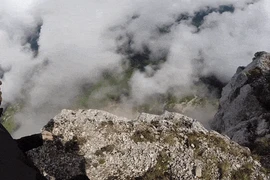 Video: Nhảy dù ở đỉnh núi đầy mây bao phủ tại Pháp