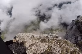 Video: Nhảy dù ở đỉnh núi đầy mây bao phủ tại Pháp