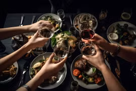 Người thích làm những việc này trên bàn ăn không xứng đáng với tình bạn