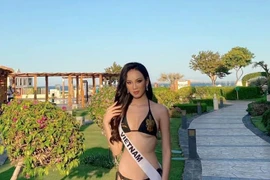 Video: Diện bikini, đại diện Việt Nam đi loạng choạng ở HH Siêu quốc gia