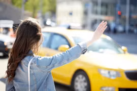 Chồng đưa tiền thoải mái tiêu xài, tôi sững sờ phát hiện sự thật 