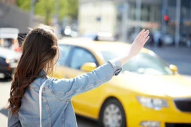 Chồng đưa tiền thoải mái tiêu xài, tôi sững sờ phát hiện sự thật 