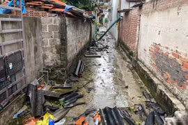 Vòi rồng ở Quảng Ninh khiến hàng loạt ngôi nhà bị tốc mái