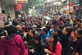 Xếp hàng chờ mua cầu may, những thứ rước Thần Tài về nhà