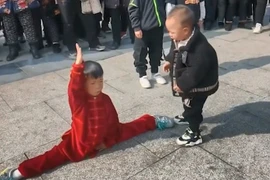 Video: Bé trai 4 tuổi ở Trung Quốc thể hiện kỹ năng kungfu điêu luyện
