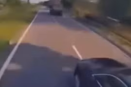 Video: Chạy “bất ổn”, xe sang Audi lĩnh tai họa từ xe tải