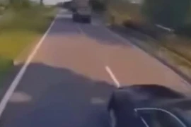 Video: Chạy “bất ổn”, xe sang Audi lĩnh tai họa từ xe tải