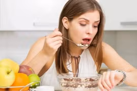 4 sai lầm khi ăn tối tuổi thọ suy giảm, ai cũng nên tránh 