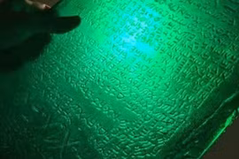 Phiến đá ngọc lục bảo bí ẩn, huyền thoại được ôm xuống mồ