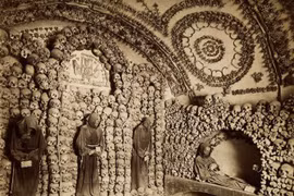 Bên trong nhà thờ xương người ở Italy khiến người xem "dựng tóc gáy"