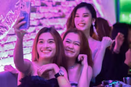 Mắc nợ vì tiệc tùng liên miên