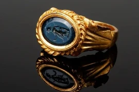 Tìm thấy nhẫn vàng 1.800 năm tuổi khắc hình thần Vệ nữ