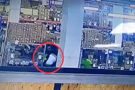 Tự ý lái xe nâng, xe mất phanh khiến nam công nhân tử vong