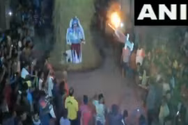 Video: Căm phẫn 'virus corona', người Ấn Độ làm hình nhân hỏa thiêu virus