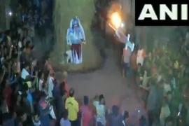 Video: Căm phẫn 'virus corona', người Ấn Độ làm hình nhân hỏa thiêu virus