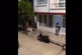 Bạn gái đánh ghen tận cửa, tiểu tam đu ngoài ban công tẩu thoát