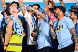 Hiện tượng say xỉn Grealish và mâu thuẫn biện chứng của bóng đá