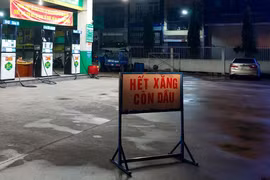 'Đỏ mắt' tìm nơi đổ xăng cuối tuần ở TP.HCM