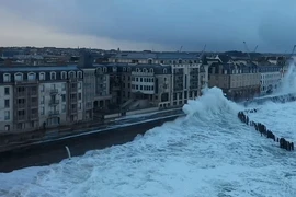 Video: Những con sóng cao hơn tòa nhà 3 tầng ở Pháp