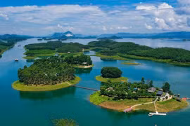 Toàn cảnh hồ Thác Bà được ví như "Hạ Long trên núi"