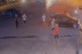 Tìm người biết vụ nhóm thanh niên đập phá xe Mercedes tại cây xăng