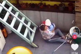 Video: Đang bế con thì trượt, mẹ hành động theo bản năng khiến ai cũngcảm động