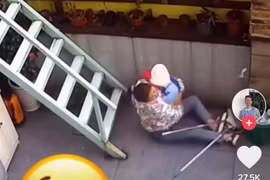 Video: Đang bế con thì trượt, mẹ hành động theo bản năng khiến ai cũngcảm động