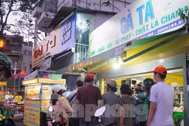 Người dân TPHCM xếp hàng đi mua gà cúng lúc tờ mờ sáng mùng 3 Tết