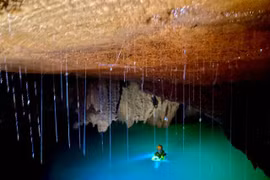 Phát hiện hồ nước bí ẩn, cực đẹp nằm lơ lửng trong hang Thung