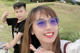 Bà mẹ lái xe 2.240 km đưa con trai du lịch xuyên Việt