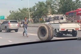 Video: Xe tải đột nhiên rụng bánh, tài xế hớt hải đuổi theo
