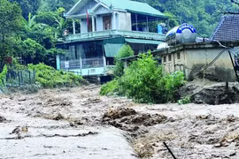 Mưa lũ ở miền Trung: Hàng nghìn nhà dân ngập sâu