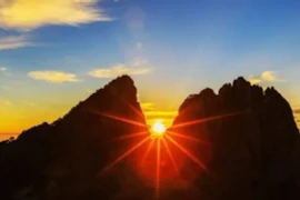 Ngắm bình minh 3 lần/ngày tại ngôi làng kỳ lạ nhất thế giới