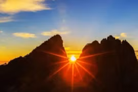 Ngắm bình minh 3 lần/ngày tại ngôi làng kỳ lạ nhất thế giới