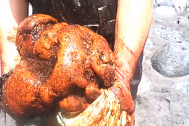 Mổ bụng cá, bất ngờ thấy “gia tài” khủng, thanh niên chớp mắt đổi đời 