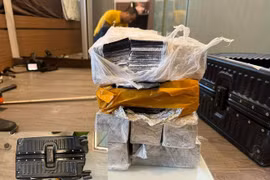 Tái diễn trò lừa đảo, biến giấy nhuộm đen thành đô la Mỹ