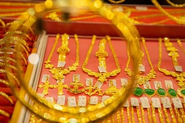 Giá vàng trong nước tăng cao theo giá vàng thế giới