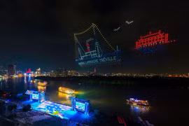 Sáng bừng đêm Sài Gòn với màn trình diễn drone hoành tráng bậc nhất