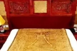 Chiếc chăn liệm của hoàng đế Càn Long ẩn chứa bí mật gì? 