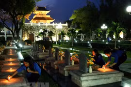 Thắp nến tri ân các anh hùng liệt sĩ tại Nghĩa trang A1