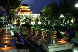 Thắp nến tri ân các anh hùng liệt sĩ tại Nghĩa trang A1