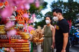 Đồ trang trí Tết đỏ rực trên đường phố TP.HCM