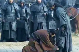 Cả đời Tào Tháo chỉ quỳ gối mang giày cho đúng 1 người