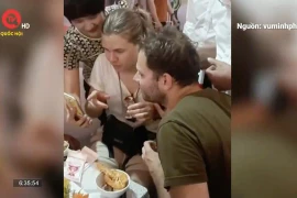 Khách Tây đi lạc đường, được mời ăn cỗ cưới xôn xao cõi mạng