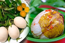 Nước trong quả trứng vịt lộn bổ như sâm? 