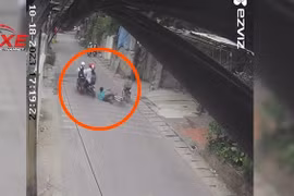 Đi song song thành hàng ngang, nhóm học sinh bị ngã xe liên hoàn