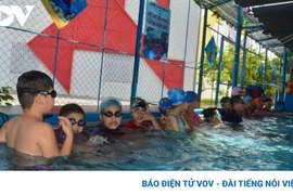 Cách phòng tránh viêm tai khi bơi lội trong ngày hè