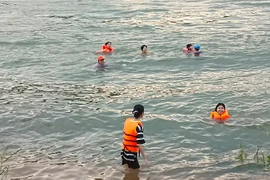 Thủy điện Hòa Bình xả lũ, người dân vẫn đi tắm sông Đà 