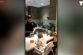 Clip: Ông bố là bartender dùng kỹ năng điêu luyện pha sữa cho con 