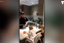 Clip: Ông bố là bartender dùng kỹ năng điêu luyện pha sữa cho con 